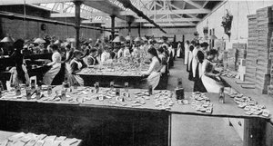 Riempimento di scatole di cioccolato in una fabbrica di York in preparazione per i tè della Regina, illustrazione da The Graphic, 19 luglio 1902